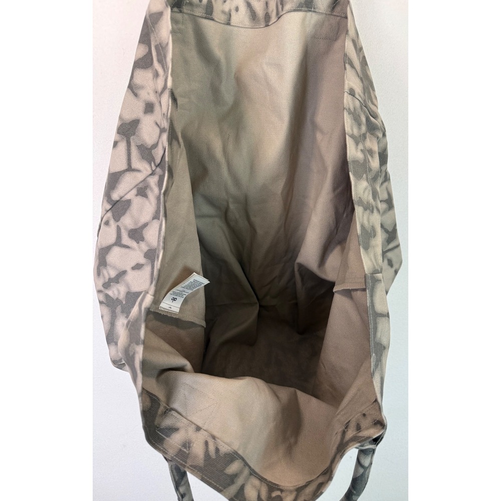 Alo Yoga Iconic Shopper Tote in Grey Tie-Dye Black Logo Oversized Cotton Canvas - Picture 7 of 9